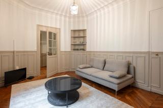 2 bdr apt Saint Lazare Galeries Lafayette Paris 8 - Paris - 9