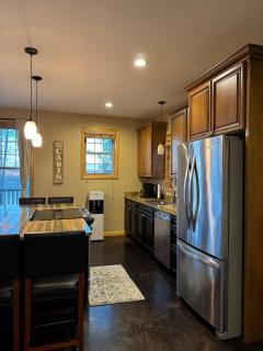 Woodlawn Lakeside Retreat - 2 BR Waterfront Cabin - 4