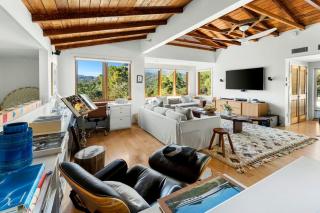 Hillside Hideaway with Deck And Spa in Topanga Canyon - 1