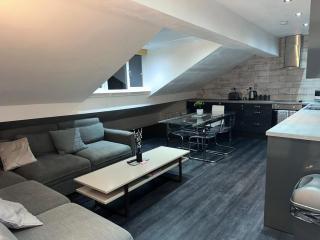 Two Bedroom Flat by Brookland Stays Serviced Accommodation Short Lets Leeds with Free WiFi - Central Station - 6