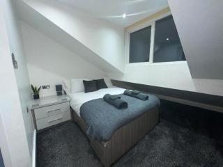 Two Bedroom Flat by Brookland Stays Serviced Accommodation Short Lets Leeds with Free WiFi - Central Station - 3