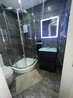 Two Bedroom Flat by Brookland Stays Serviced Accommodation Short Lets Leeds with Free WiFi - Central Station - 2