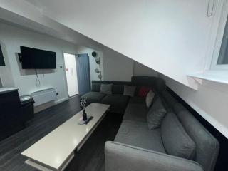 Two Bedroom Flat by Brookland Stays Serviced Accommodation Short Lets Leeds with Free WiFi - Central Station - 1