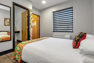 Queen Room With Access To Chef's Kitchen And Pool - Pacific - 7