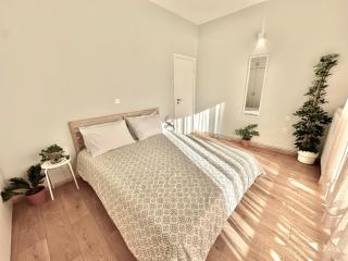 Seaside Family Home with Wraparound Balcony - Olympiakí Aktí - 3