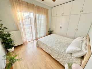 Seaside Family Home with Wraparound Balcony - Olympiakí Aktí - 2