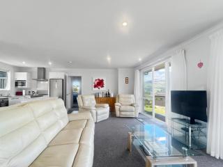 Harbour View 3-Bedroom Retreat - 2