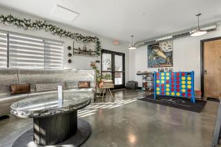 Pet friendly queen room for 2 - 1