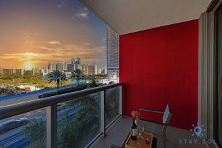 Lovely Studio with Amazing Views & Pool - Hallandale Beach - 2
