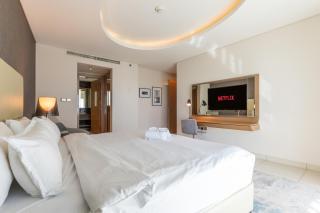 67th Floor 3BR Apt with Pool & Gym Near Burj Khalifa - 7