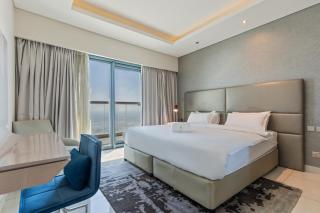 67th Floor 3BR Apt with Pool & Gym Near Burj Khalifa - 2