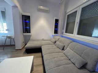 Romeo's Lodge - - 8