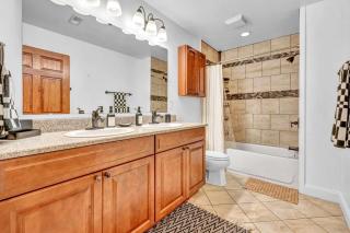 Lofts on E 4th, WALK TO CAVS, Sleeps 6 - 8