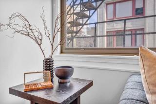 Lofts on E 4th, WALK TO CAVS, Sleeps 6 - 6