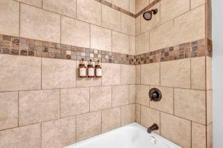 Lofts on E 4th, WALK TO CAVS, Sleeps 6 - 2