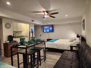 King Bed Exec Suite Hot Tub, Gym, Grill & Laundry - Kernersville - 0