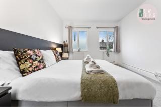 Heathrow Lodge, Contractors, Relocators - Hanworth - 1