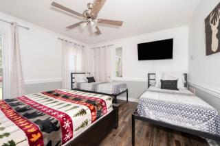 Firepit Games Grill Hot Tub Arcade & King Bed - Kernersville - 1