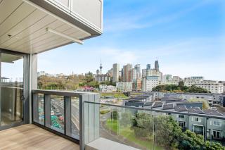 Parnell Haven 2BRM Apartment with Deck, Parking & City Views - 1