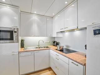 Modern 2-bedroom flat with sea views - 7