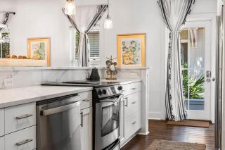 The Story House Walk To Beach Pet Friendly - 6