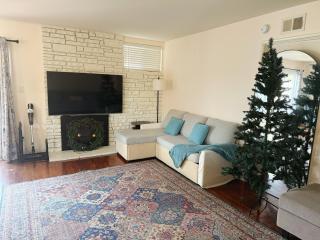 Canyon View 2BR Near Beach Balcony Retreat w Parking - San Diego - 4