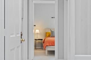 Cozy Lake Escape near Parliament, Embassies, Golf Club - 3