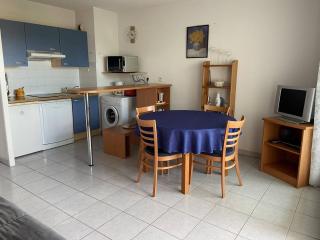 Vaux-sur-Mer : Appartement 2* avec piscine et balcon - FR-1-738-39 - 4