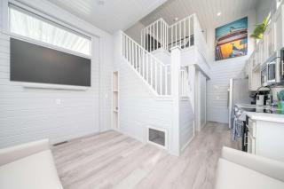 5 O'Clock Somewhere, Roadrunner Bungalow - 4