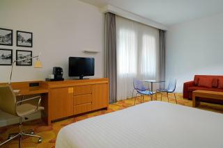 Courtyard by Marriott Budapest City Center - Budapest - 2