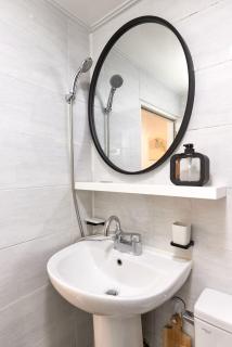 ZERO WATER STAY During the open event Hongdae 10 minutes Hapjeong 10 minutes Gongdeok Airport Railroad 5 minutes Gyeongui Line Forest Road 1 minutes Parking available - Seul - 7