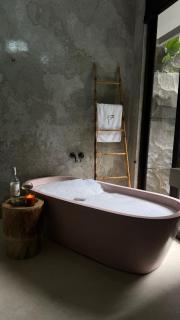 Bamboolina Jungle Villa - A Unique Retreat with Artistic Charm with River Access - Ubud - 1