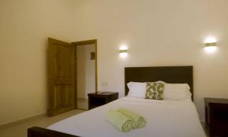 Private Room with Shared Pool & Serene Escape by Cliffhanger Villas - Misere - 4