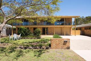 1980s Coastal Escape in Brunswick Heads - 1