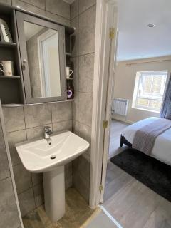 House with 3 Ensuite Bedrooms and a Private Garden - 4