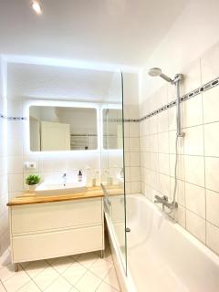 Modern & Spacious in Supreme Location - 9