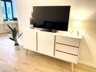 Modern & Spacious in Supreme Location - 7