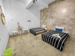 Yong Peng homestay 永平民宿- 3 Bedroom Shoplot converted BnB at level 1 &2, for business travellers, Street Parking, WIFI, 1 min to KFC & MCD - 5