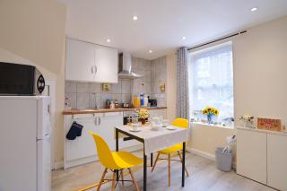 House with 3 Ensuite Bedrooms and a Private Garden - 8