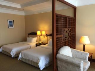 Xiamen International Seaside Hotel -Hotel corridor leads to the stone exhibition hall - Xiamen - 6