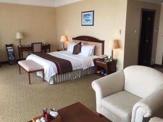 Xiamen International Seaside Hotel -Hotel corridor leads to the stone exhibition hall - Xiamen - 4