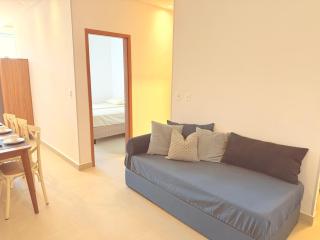 Apt Toninhas 4 min a pé até a praia, piscina, churrasqueira e ar condicionado - Ubatuba - 1