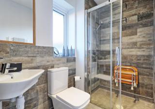 Elegant 4 BDR House in Colchester - Sleeps up to 8 - WiFi -Parking -Garden - Business - Contractors - Families - Long Term Stays - 6