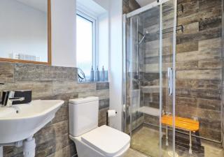 Modern 4-BDR House in Colchester - Guests up to 8 - Wi-Fi - Parking - Garden - Business - Contractors - Families - Long Term Stays - 6