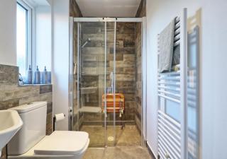 Elegant 4 BDR House in Colchester - Sleeps up to 8 - WiFi -Parking -Garden - Business - Contractors - Families - Long Term Stays - 5