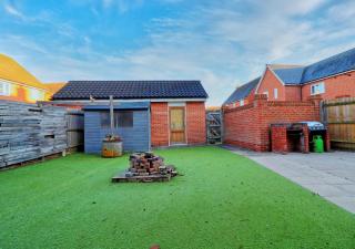 Elegant 4 BDR House in Colchester - Sleeps up to 8 - WiFi -Parking -Garden - Business - Contractors - Families - Long Term Stays - 4