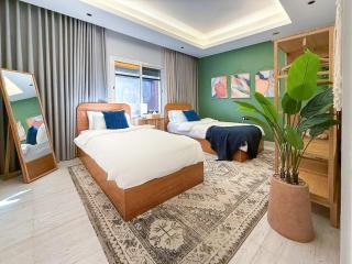 Stylish 3BR Majdiah Apt - Prime Location - Pool & Gym - Keyless Self Entry - Riad - 1