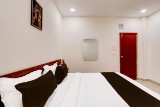 Super Townhouse OAK BHOOJA HOTELS - 1