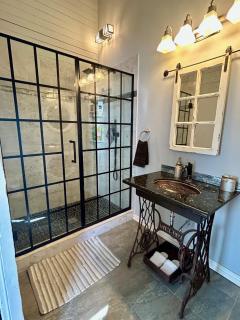 Centrally Located Garden Cottage - New Orleans - 8