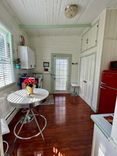 Centrally Located Garden Cottage - New Orleans - 4